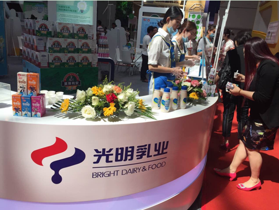 2016中国奶业展览会 光明乳业展台火爆(图1)