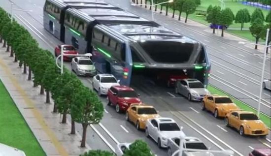 一种可以上层搭载乘客、下层通行轿车的新型立体交通工具——“巴铁”