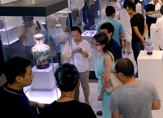 首届中国珐琅艺术展(图4) 由中国工艺美术大师米振雄、戴嘉林、钟连盛及北京市工艺美术大师李新民、丁明鸿、李静联袂创作的《吉庆泰和尊》,造型精美,工艺精湛,引得观众驻足欣赏