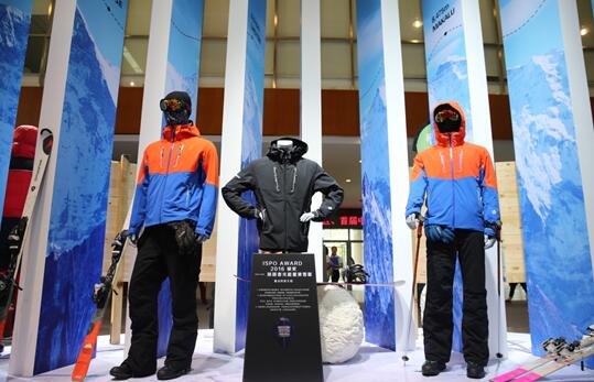探路者亮相亚洲户外展 极致新品赢赞誉(图4) 探路者光能量滑雪服