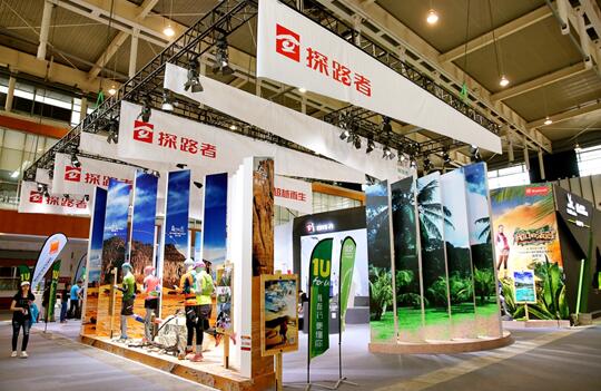 探路者亮相亚洲户外展 极致新品赢赞誉(图2) 探路者展位