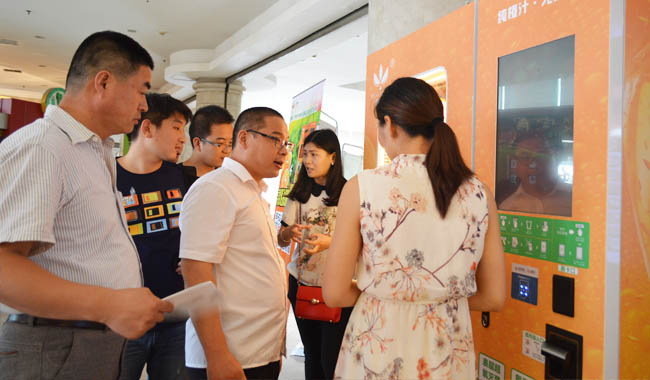 “恒纯”自助榨汁机撼动展会现场!(图6) “恒纯”自助榨汁机撼动展会现场!(图6)