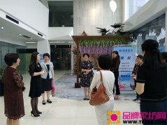 女企业家参观南通巾帼家纺手工产品主题展
