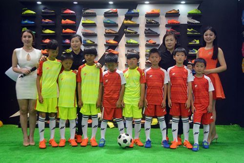 福驰体育新品亮相体博会 正式发布2017新款足球鞋(图8)